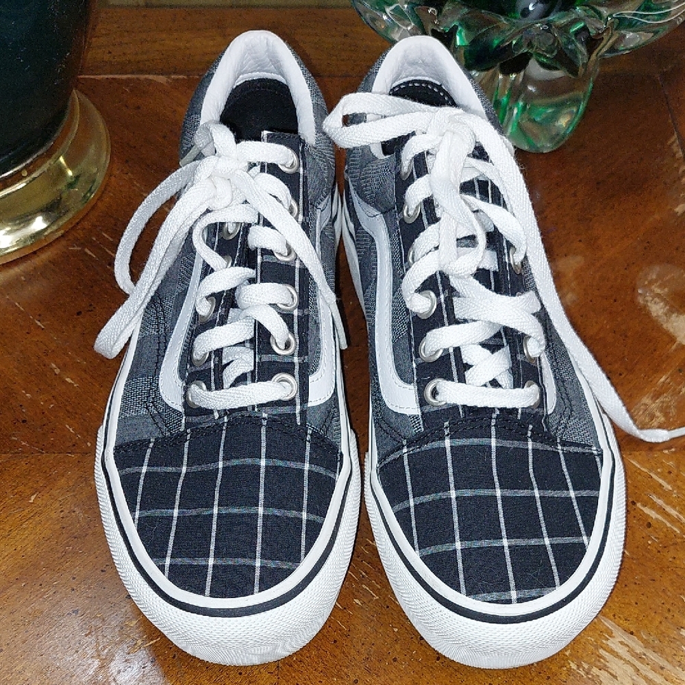 Vans Black and White Sneakers Classic Style